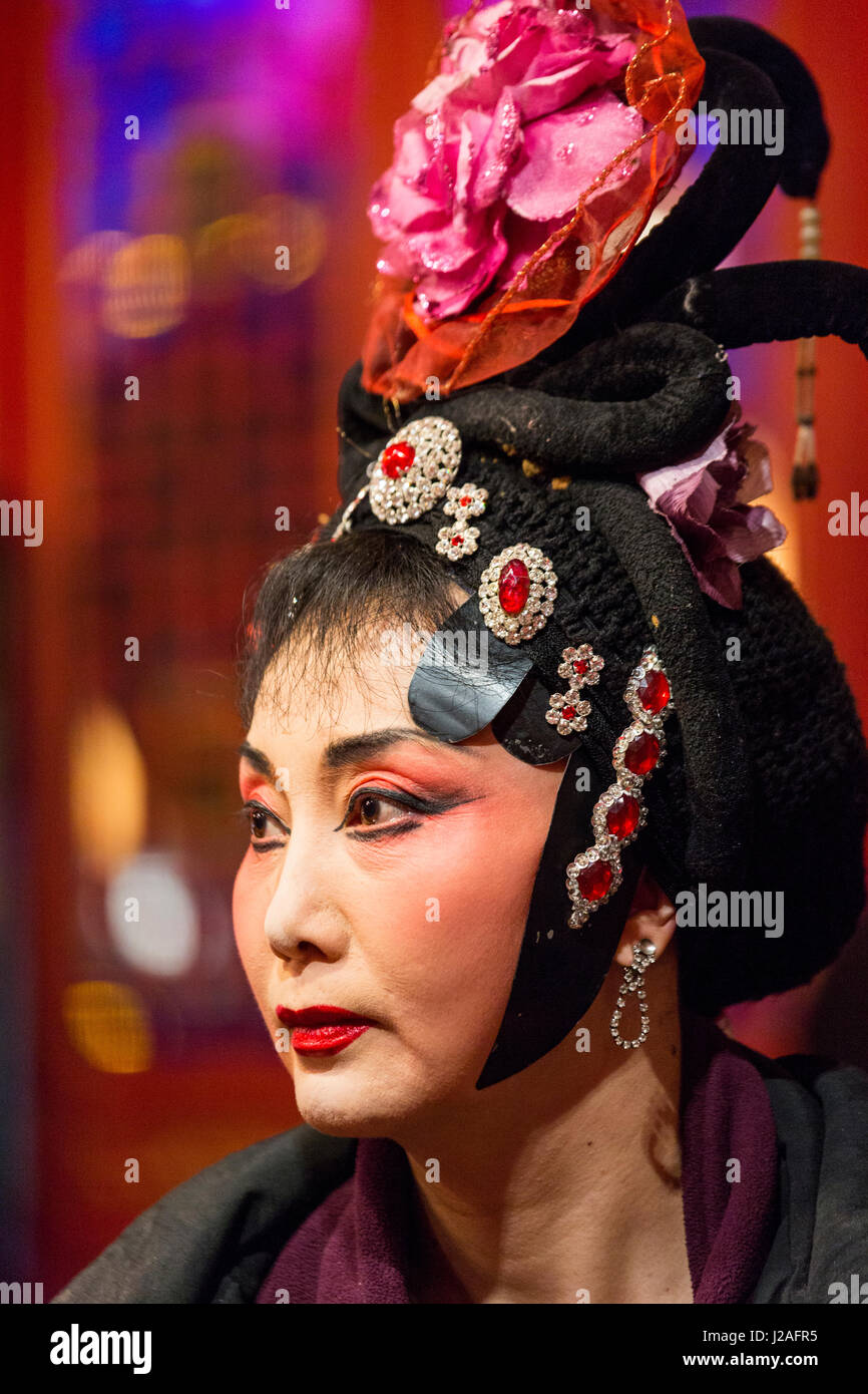 La Cina, nella provincia di Sichuan, Chengdu, Femmina attore indossando il tradizionale trucco e costume backstage al cinese Opera show a Shu Feng Ya Yun Opera del Sichuan Foto Stock