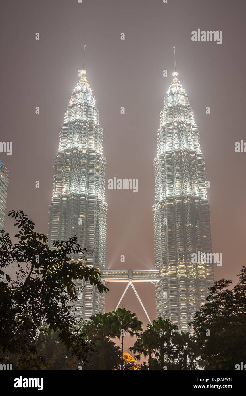 Vista delle Torri Gemelle Petronas su un vago di notte. La nebulosità è causato dalla foresta indonesiana incendi. Kuala Lumpur, Malesia. Foto Stock