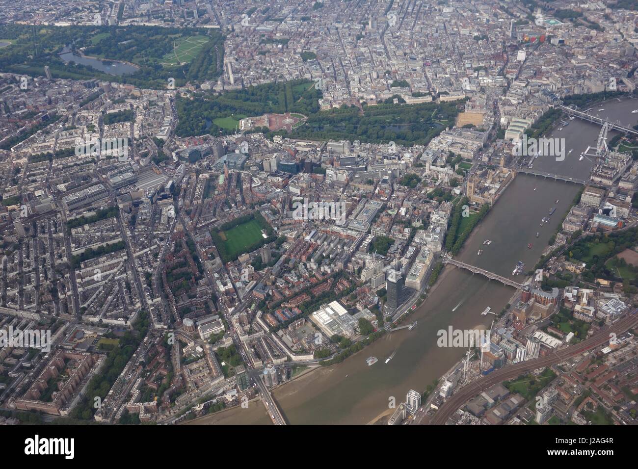 Vista aerea di Londra e il fiume Tamigi con Buckingham Palace e il Palazzo di Westminster in vista Foto Stock