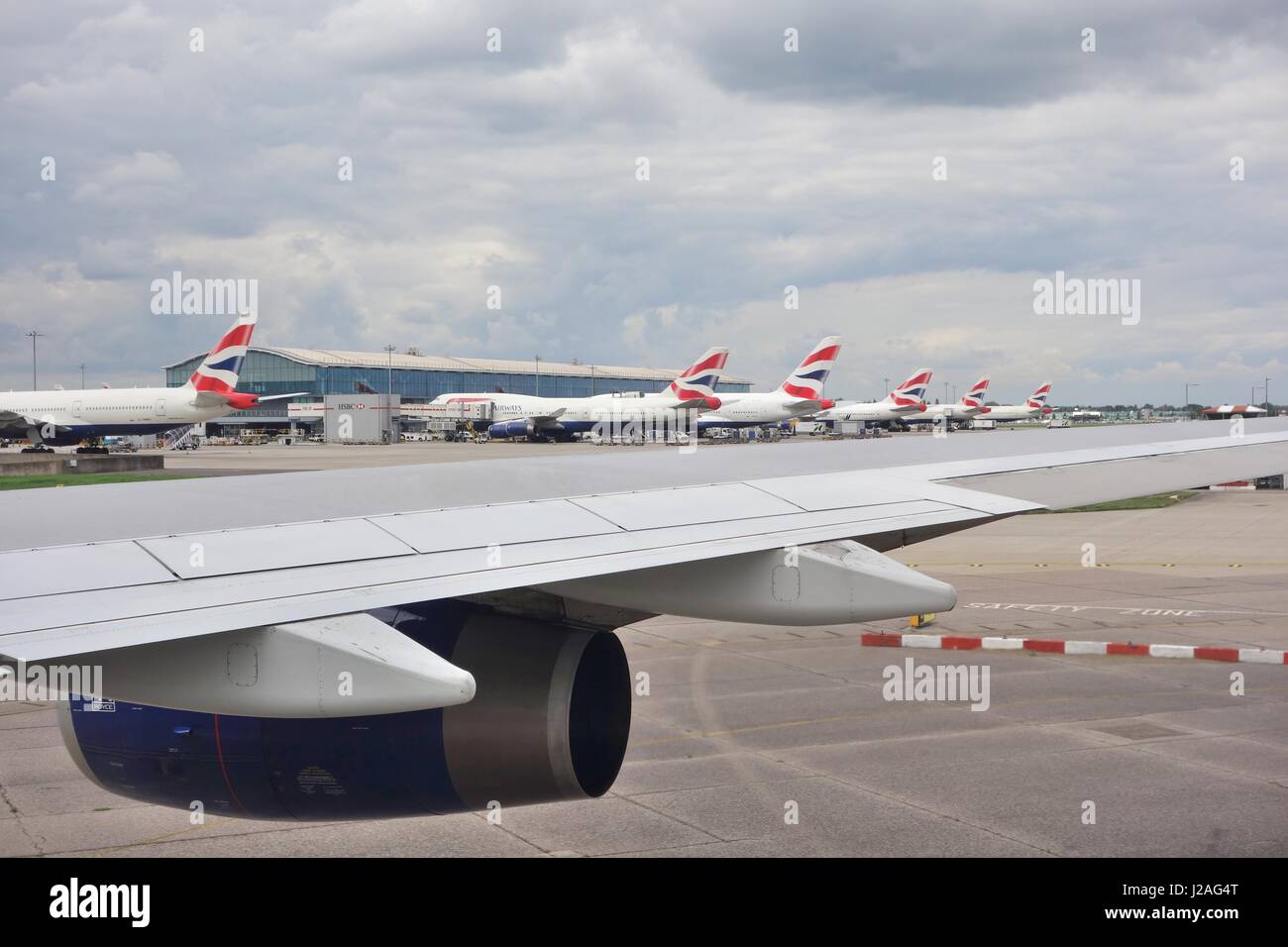 Una fila di British Airways aereo seduto presso l'aeroporto di Heathrow, England, Regno Unito Foto Stock