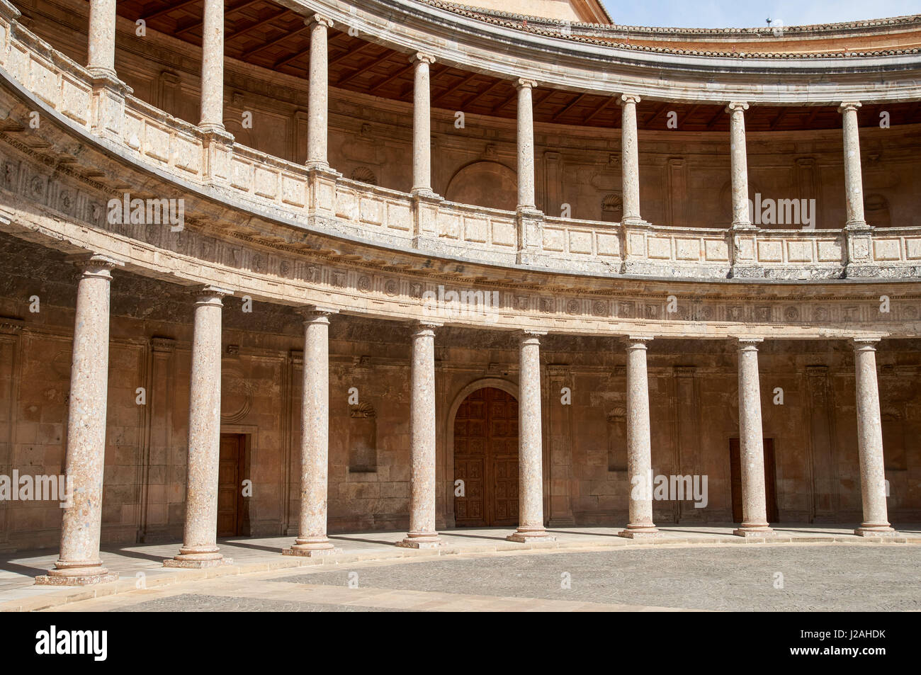 Palazzo di Carlos V, circolare interna patio. File di colonne. Alhambra di Granada, Spagna. Foto Stock