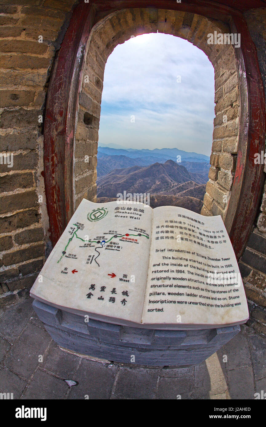 Luce della Sera sulla Grande Muraglia della Cina con mappa e storia prenota Foto Stock