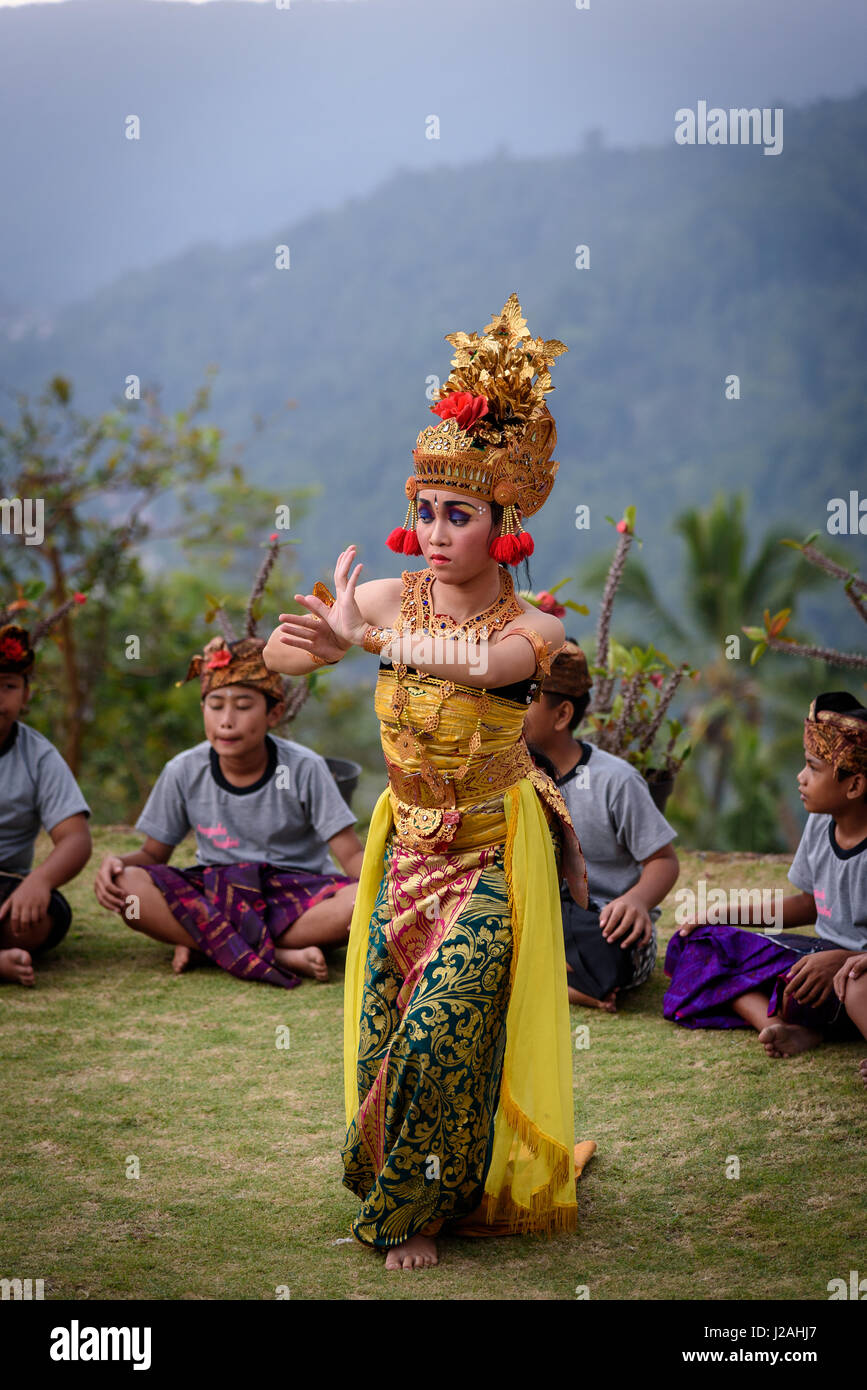Indonesia, Bali, Kabul Buleleng, prestazioni epica del Ramayana dalla locale scuola di ballo, che è accompagnato dal Gamelan Orchestra della Scuola Foto Stock