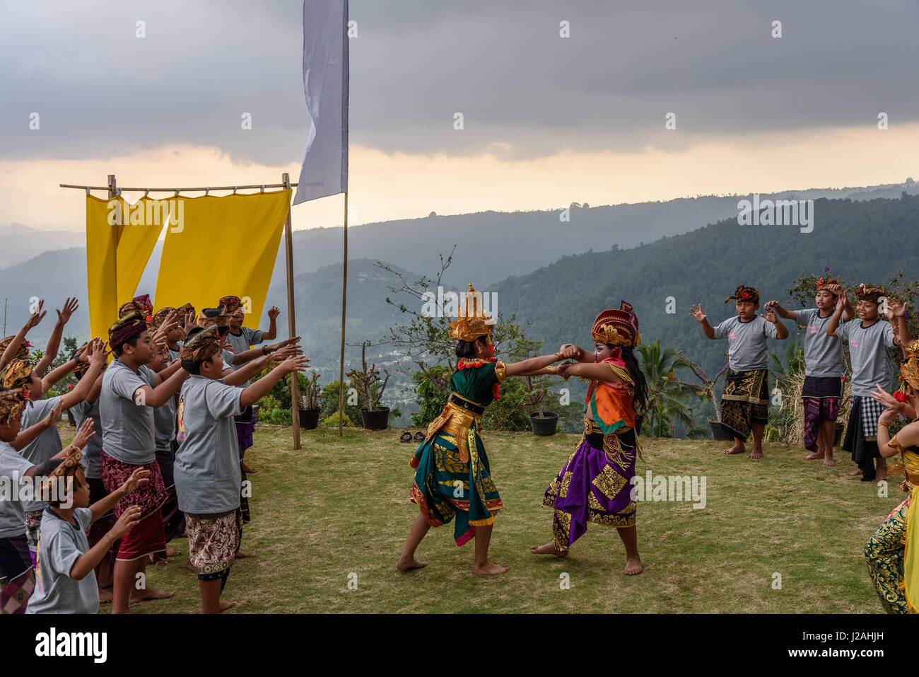 Indonesia, Bali, Kabul Buleleng, prestazioni epica del Ramayana dalla locale scuola di ballo, che è accompagnato dal Gamelan Orchestra della Scuola Foto Stock