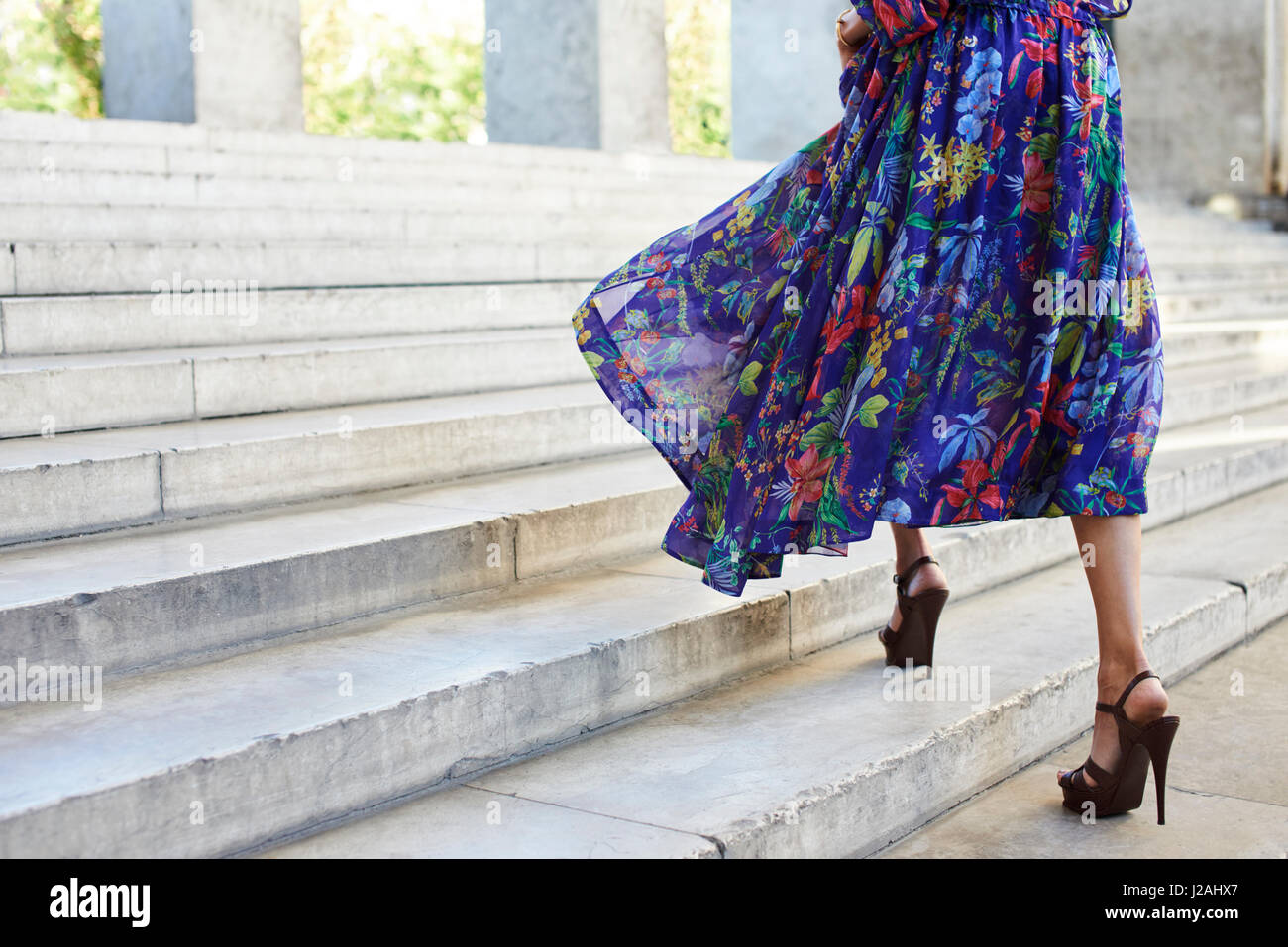 Donna in tacchi e gonna lunga salire a piedi a gradini, sezione bassa Foto  stock - Alamy