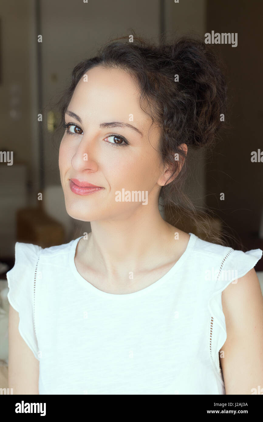 Ritratto di una donna di 31 anni con capelli updo, guardando la fotocamera in un modo sicuro, caucasico greco. Foto Stock