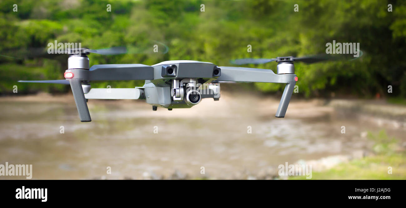 Drone sospesa in aria closeup, banner dimensione, natura dello sfondo. Foto Stock