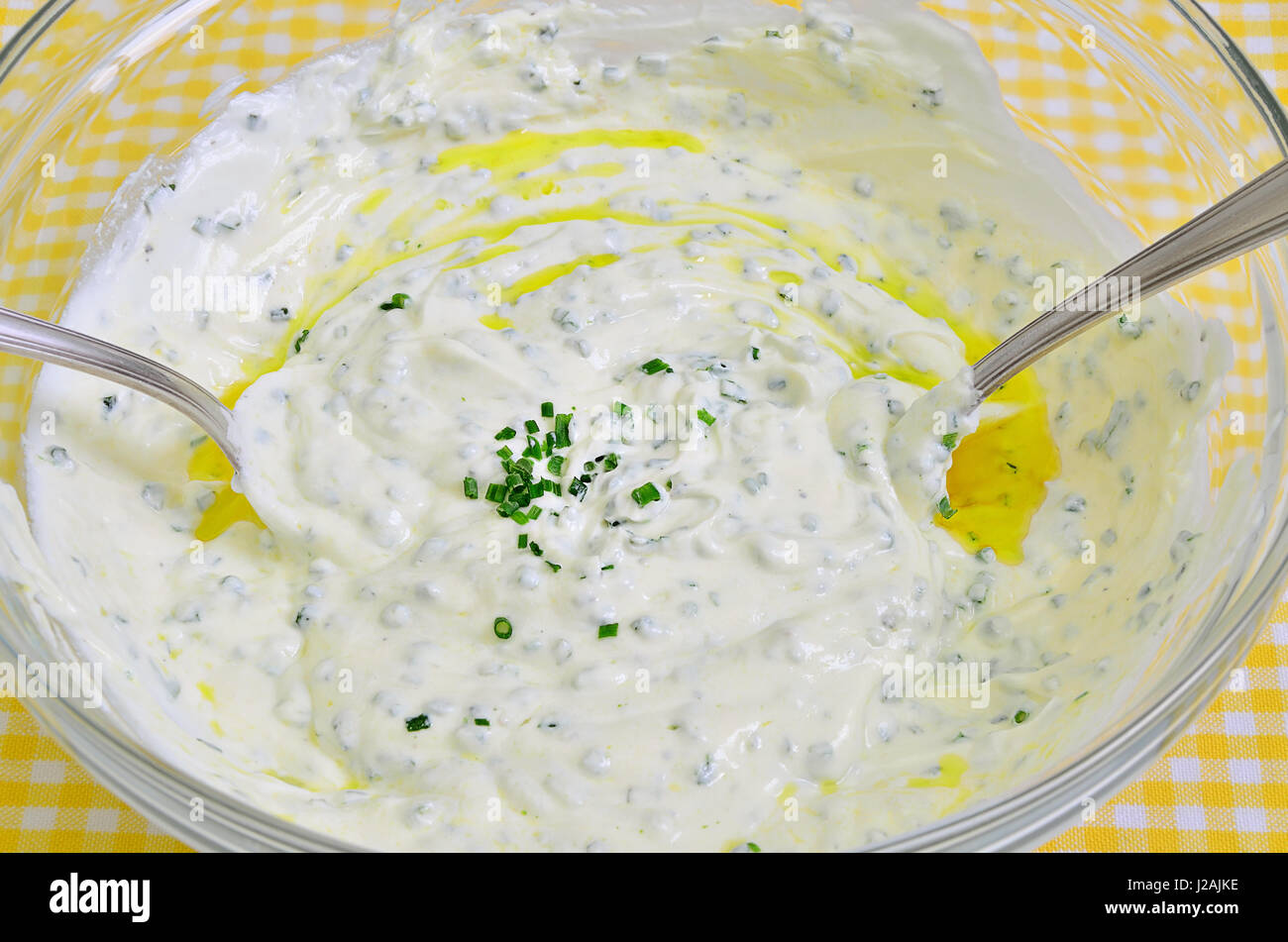 Ricotta con olio di semi di lino ed erba cipollina in una ciotola, close up, macro, frame completo Foto Stock