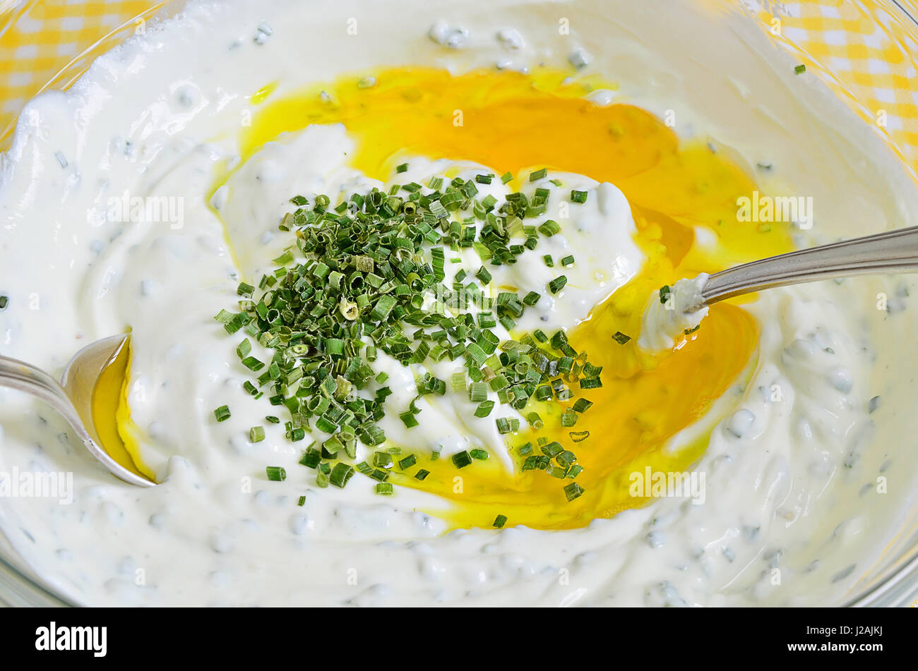 Ricotta con olio di semi di lino ed erba cipollina in una ciotola, close up, macro, frame completo Foto Stock