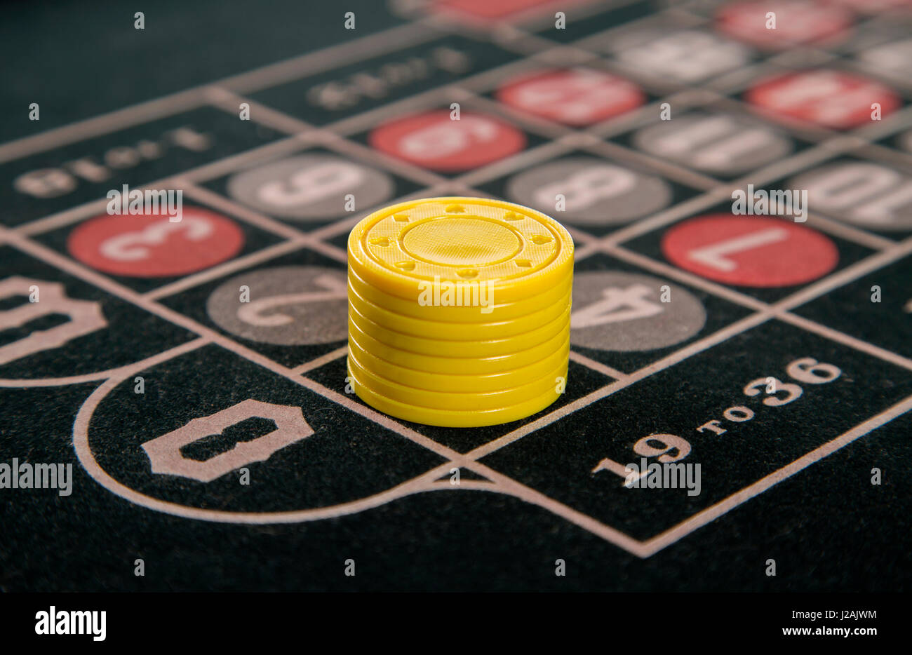 Il gioco d'azzardo su un tavolo da roulette con chip giallo abstract Foto Stock