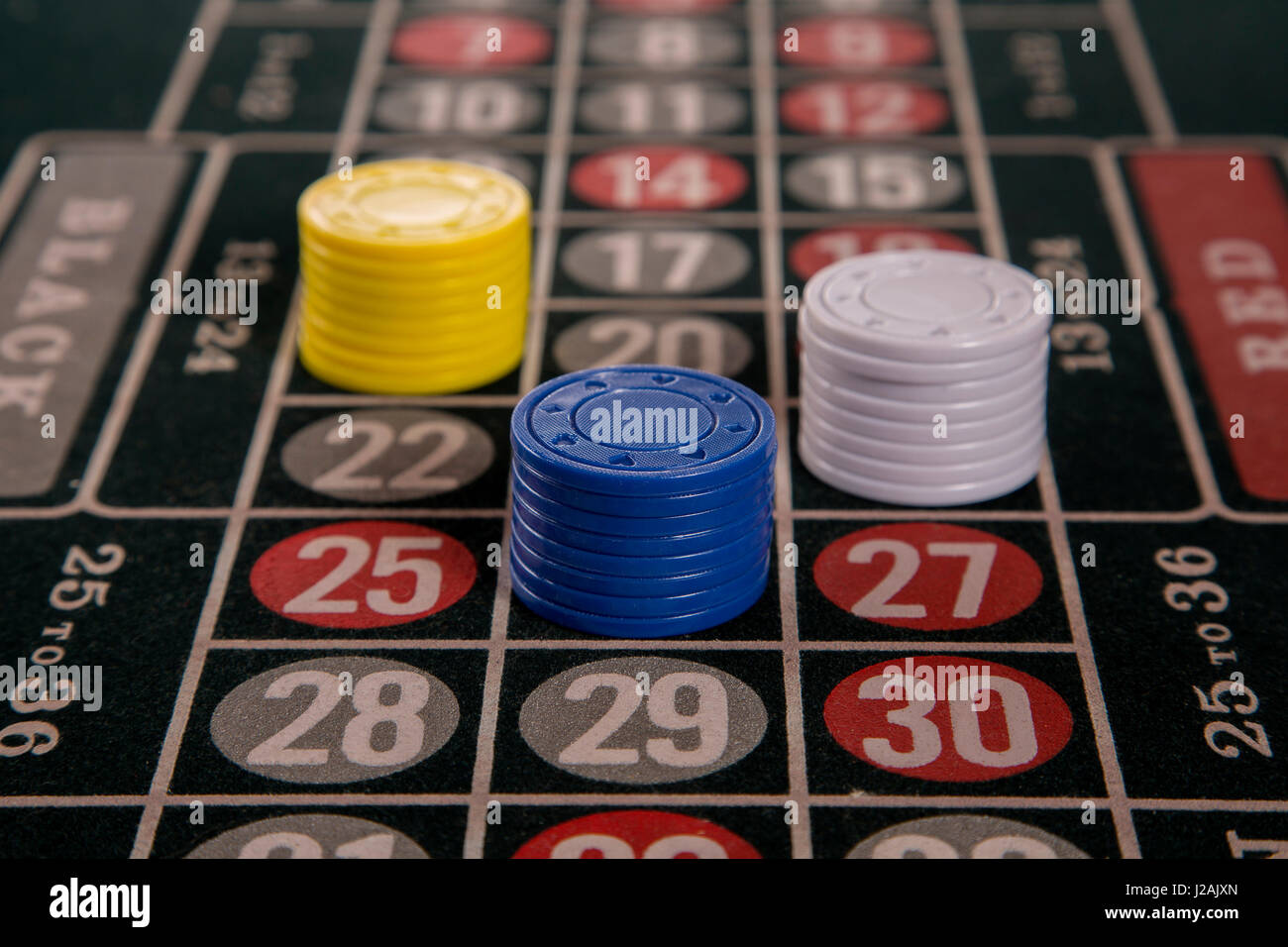 Il gioco d'azzardo su un tavolo da roulette con diversi chip abstract Foto Stock