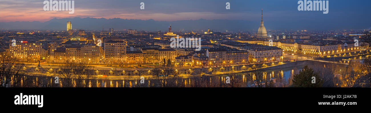 Torino - lo skyline della città al tramonto. Foto Stock