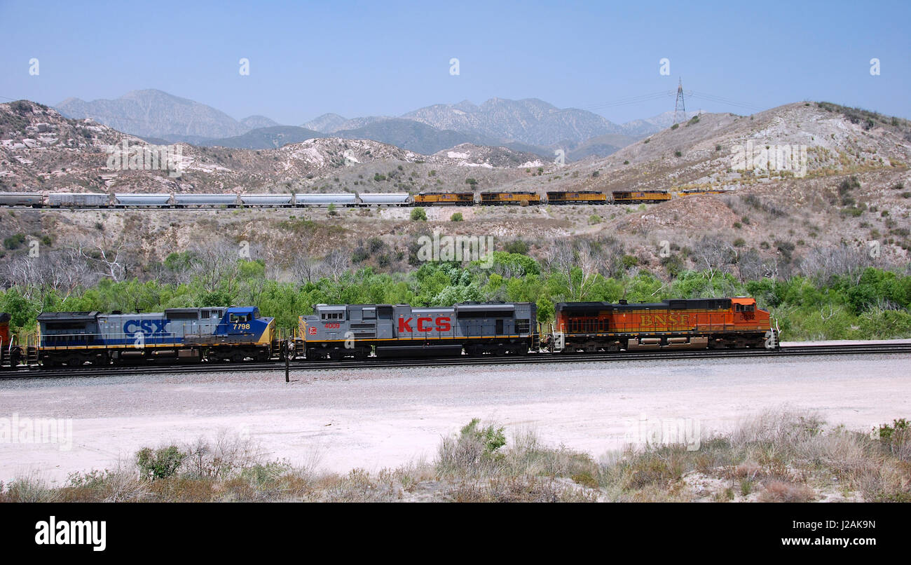 Treno merci a Cajon Pass, San Bernardino County, California, Stati Uniti d'America Foto Stock