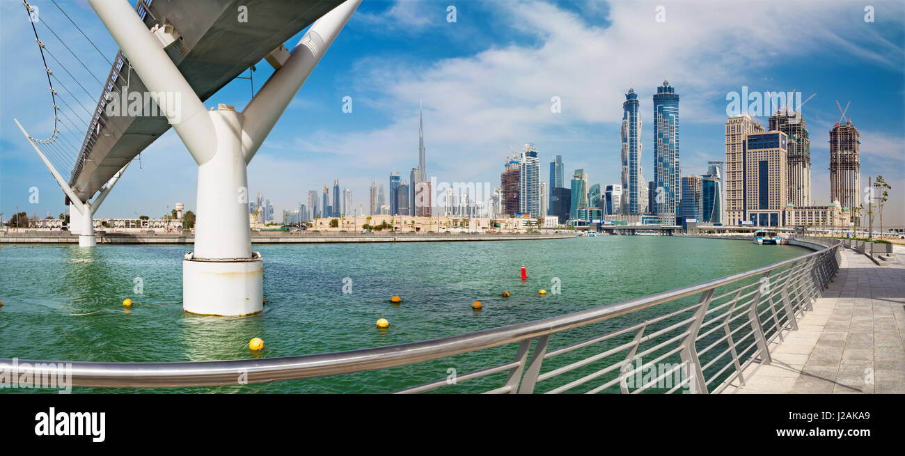 DUBAI, Emirati Arabi Uniti - 27 Marzo 2017: la skyline con il ponte sul nuovo canale e il centro cittadino. Foto Stock