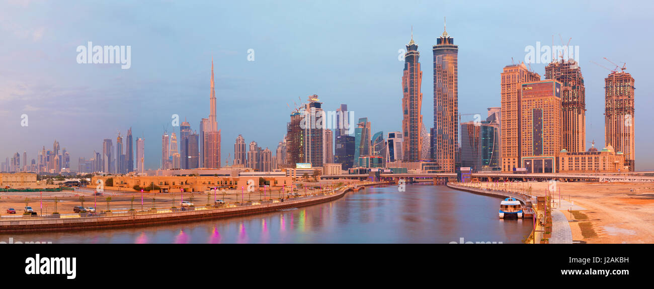 DUBAI, Emirati Arabi Uniti - 27 Marzo 2017: l'orizzonte oltre il nuovo canale e Downtown nella luce del tramonto. Foto Stock