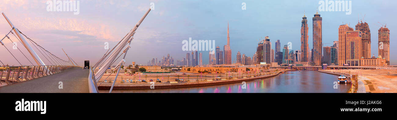 DUBAI, Emirati Arabi Uniti - 27 Marzo 2017: la skyline con il ponte sul nuovo canale e Downtown nella luce del tramonto. Foto Stock
