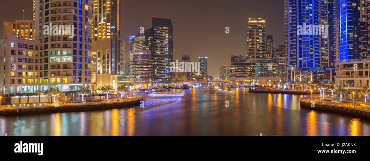 DUBAI, Emirati Arabi Uniti - 28 Marzo 2017: la notte in Marina. Foto Stock
