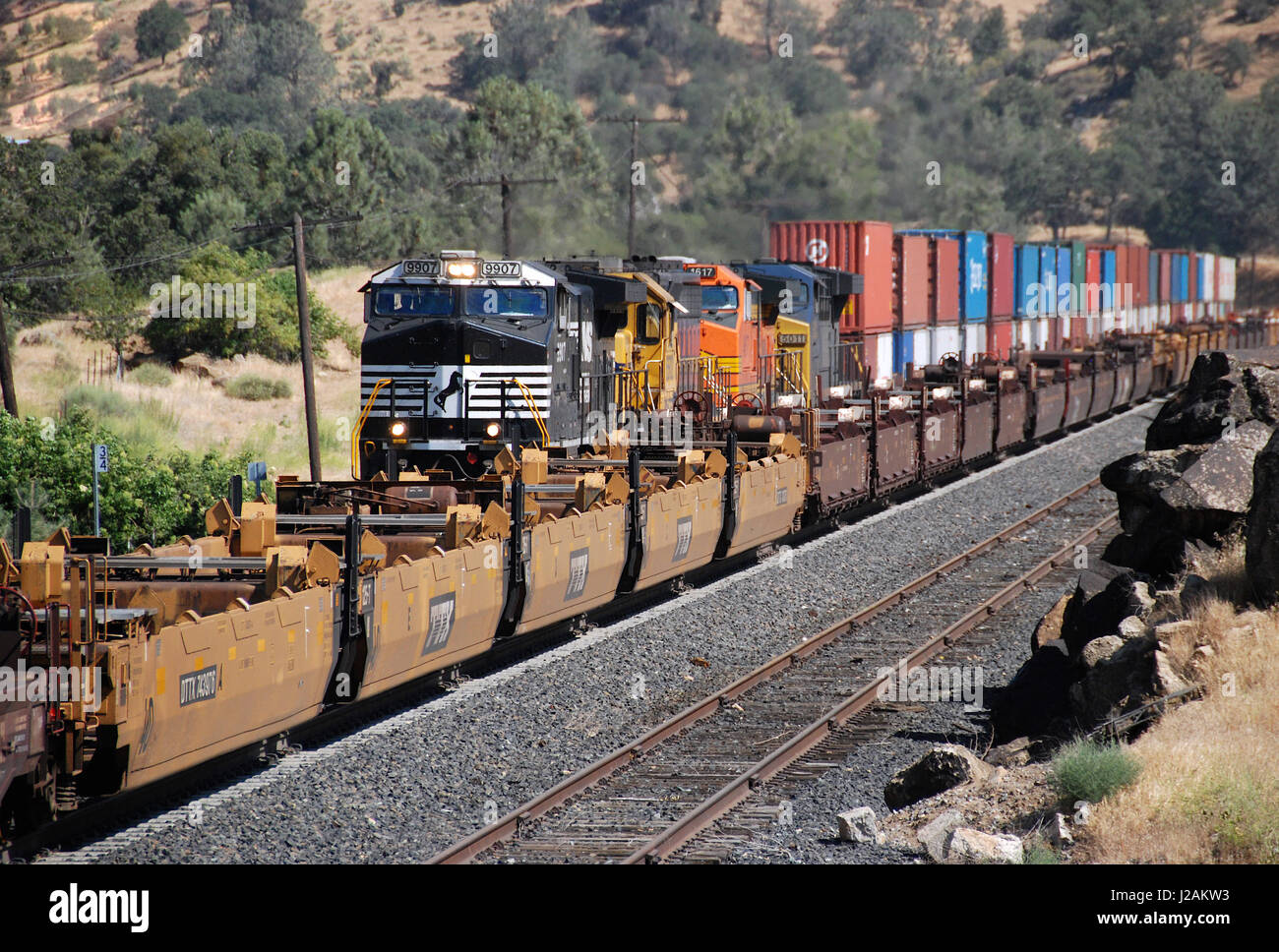 Treno merci passando Keene, Kern County, California, Stati Uniti d'America Foto Stock
