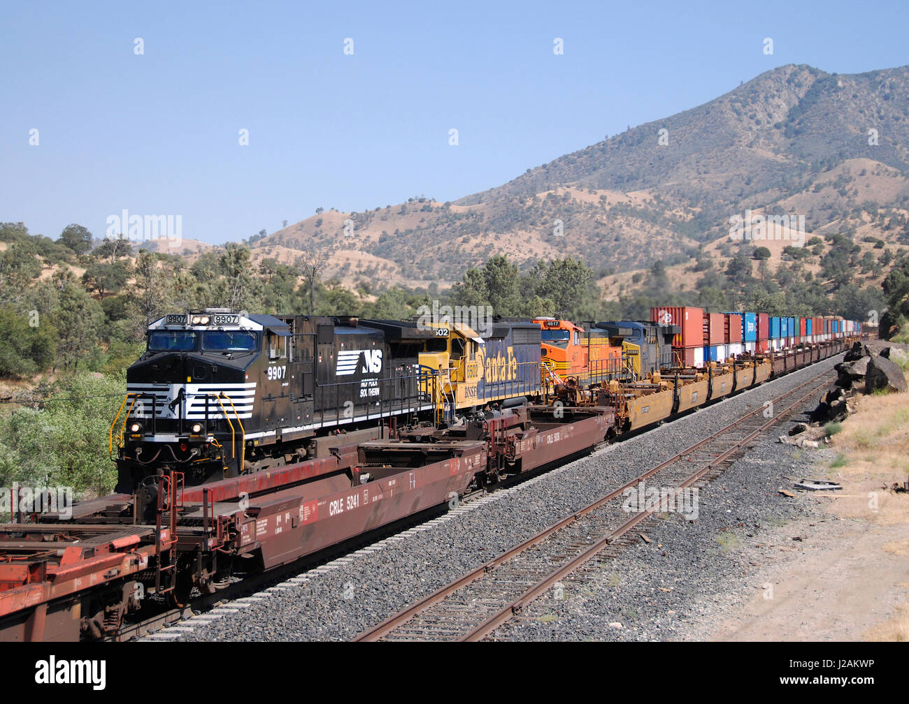 Treno merci passando Keene, Kern County, California, Stati Uniti d'America Foto Stock