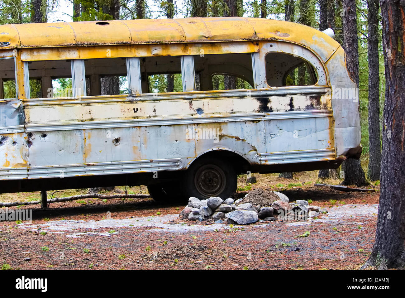 Spelato bus abbandonati a cacciatori camp su terra di corona. Foto Stock