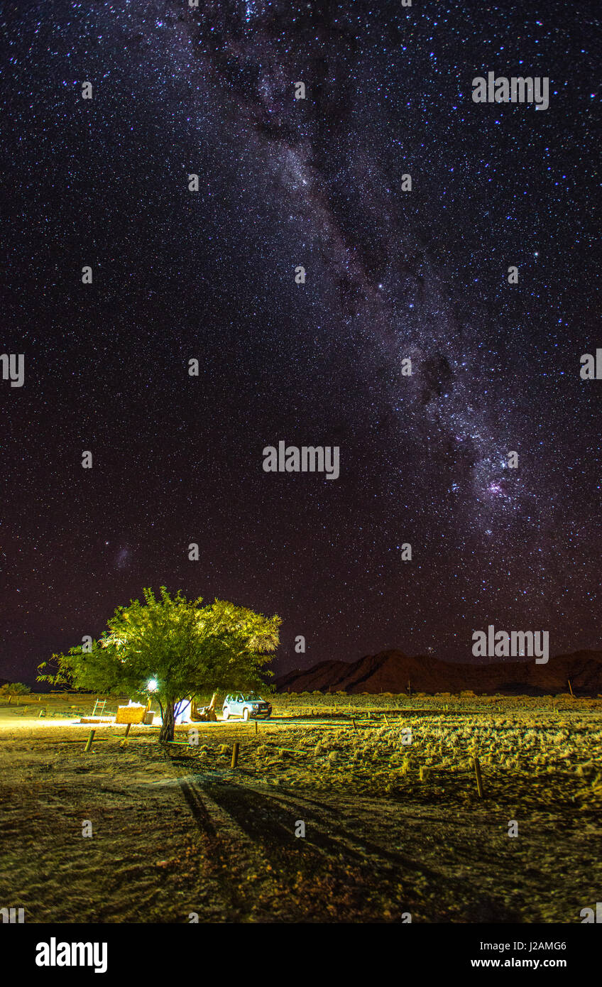 Innumerevoli sky della Via Lattea illuminato altrimenti un cielo scuro nel Deserto Namibiano, in prossimità della regione di Sossusvlei. Fantastico cielo notturno. Foto Stock