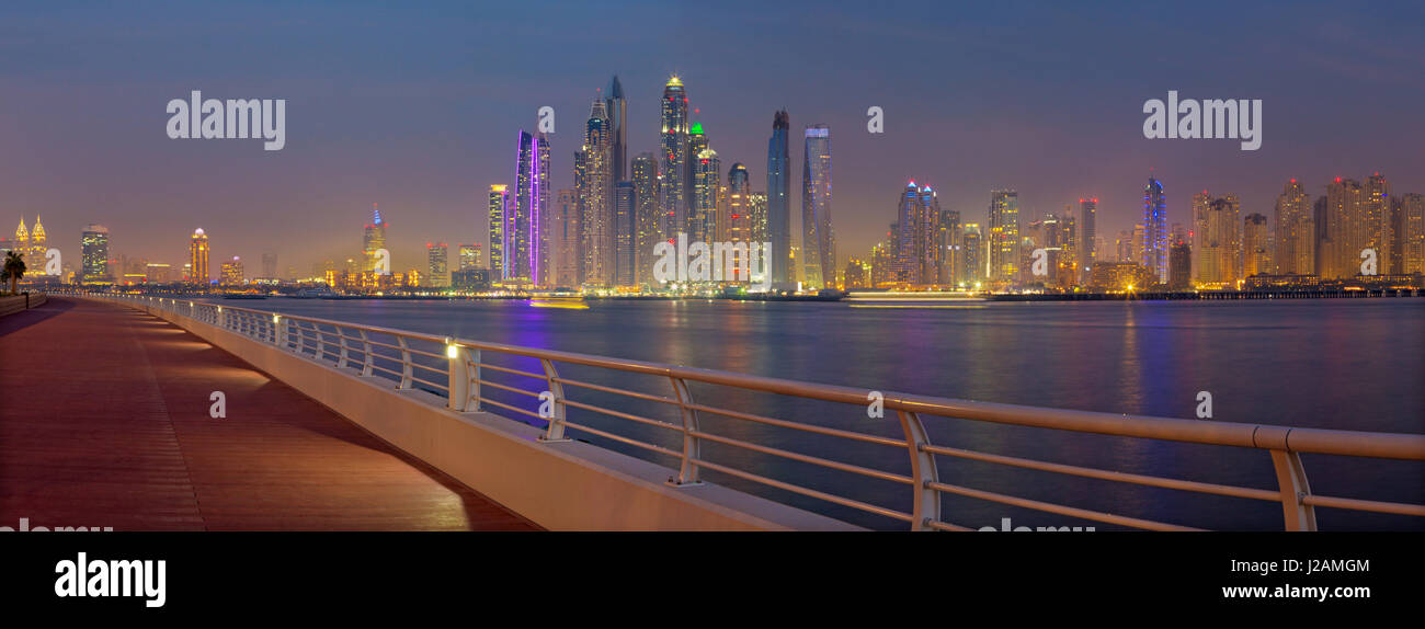 DUBAI, Emirati Arabi Uniti - 29 Marzo 2017: la sera panorama di Marina Towers. Foto Stock
