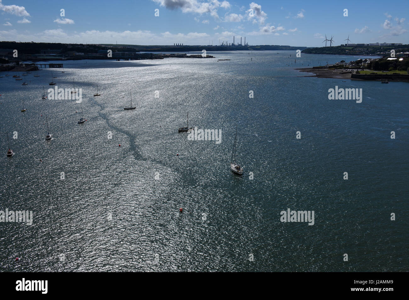 Vista dal Cleddau Bridge del Milford Haven per via navigabile in uno splendido pomeriggio estivo Foto Stock