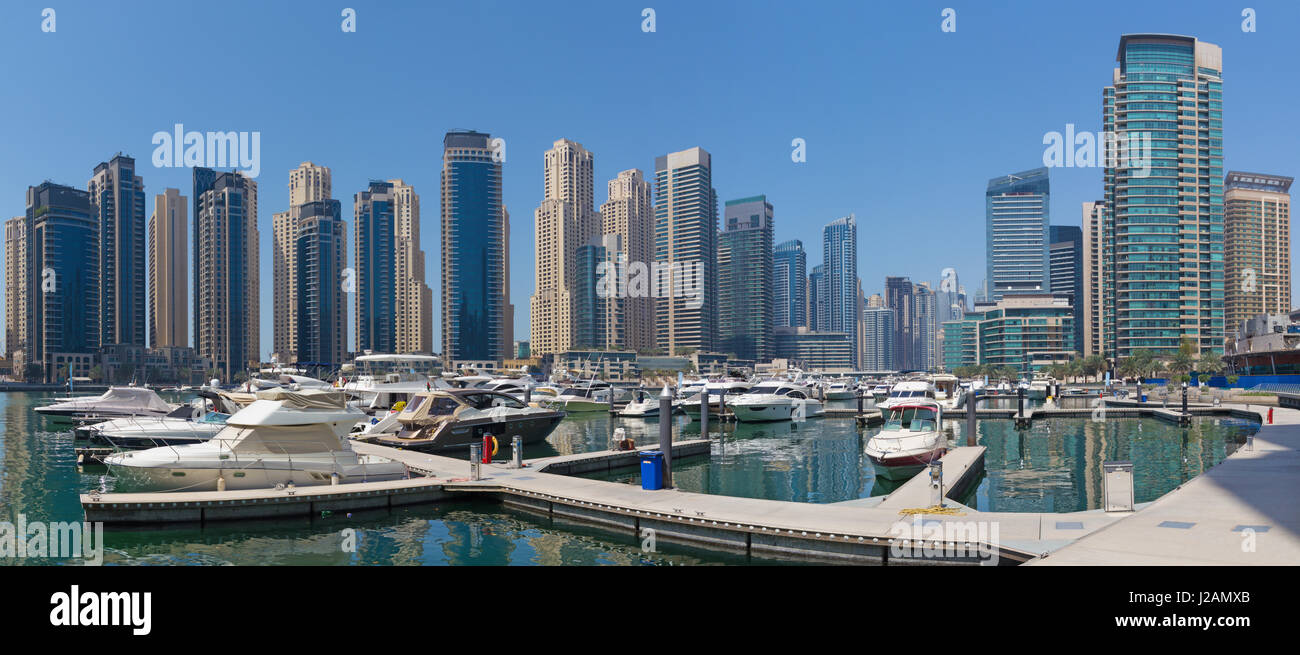 DUBAI, Emirati Arabi Uniti - 1 Aprile 2017: Le barche e la passeggiata lungomare di Marina. Foto Stock