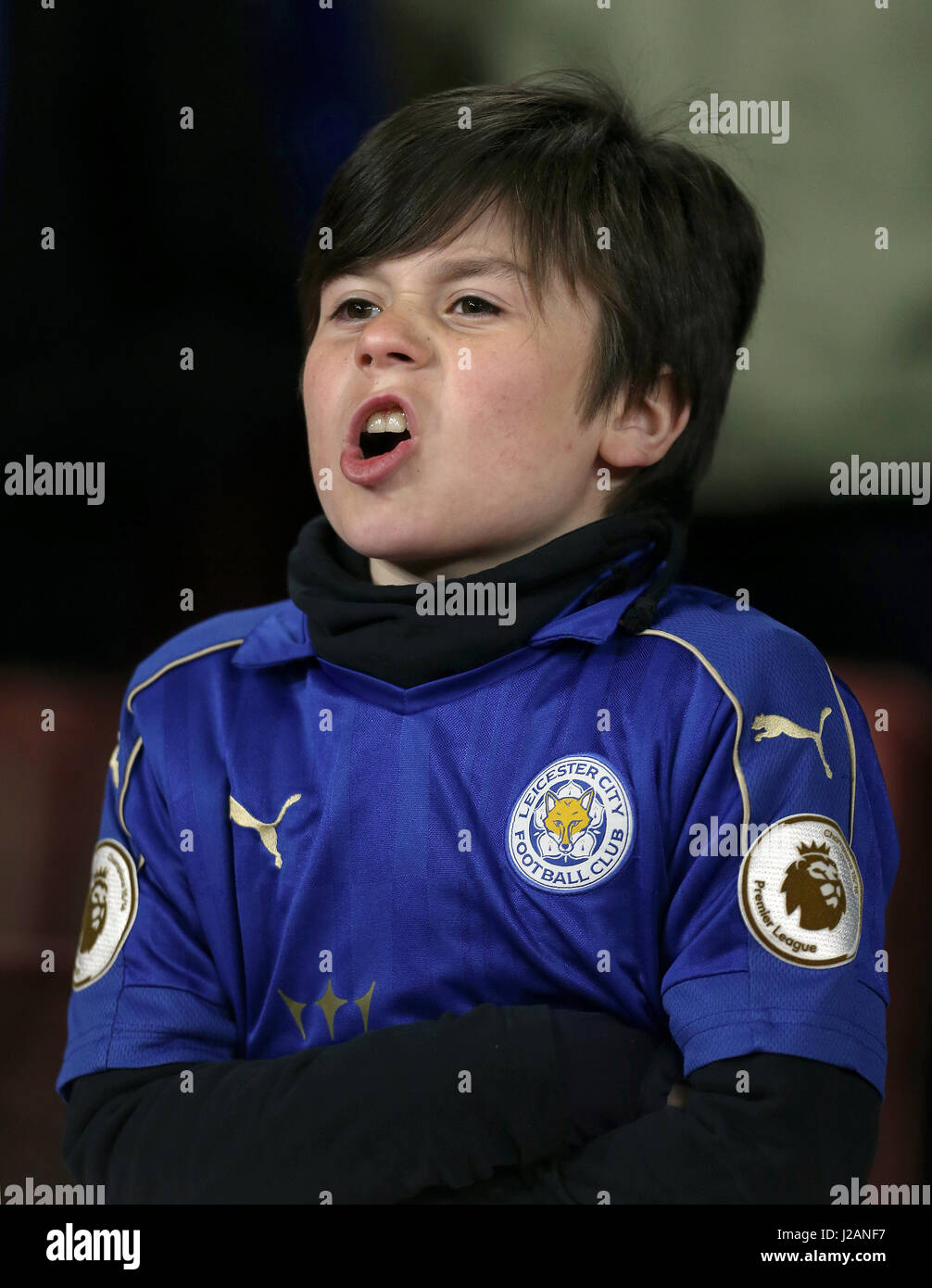 Il Leicester City fan in stand mostra il suo supporto durante il match di Premier League a Emirates Stadium di Londra. Stampa foto di associazione. Picture Data: mercoledì 26 aprile, 2017. Vedere PA storia calcio Arsenal. Foto di credito dovrebbe leggere: Steven Paston/filo PA. Restrizioni: solo uso editoriale nessun uso non autorizzato di audio, video, dati, calendari, club/campionato loghi o 'live' servizi. Online in corrispondenza uso limitato a 75 immagini, nessun video emulazione. Nessun uso in scommesse, giochi o un singolo giocatore/club/league pubblicazioni Foto Stock