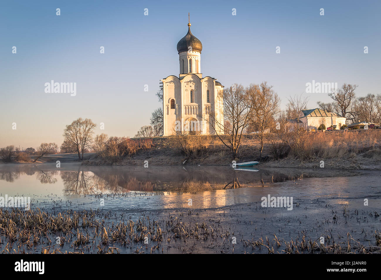 Vista la chiesa di intercessione della Santa Vergine sul fiume Nerl in presenza di luce solare. Foto Stock