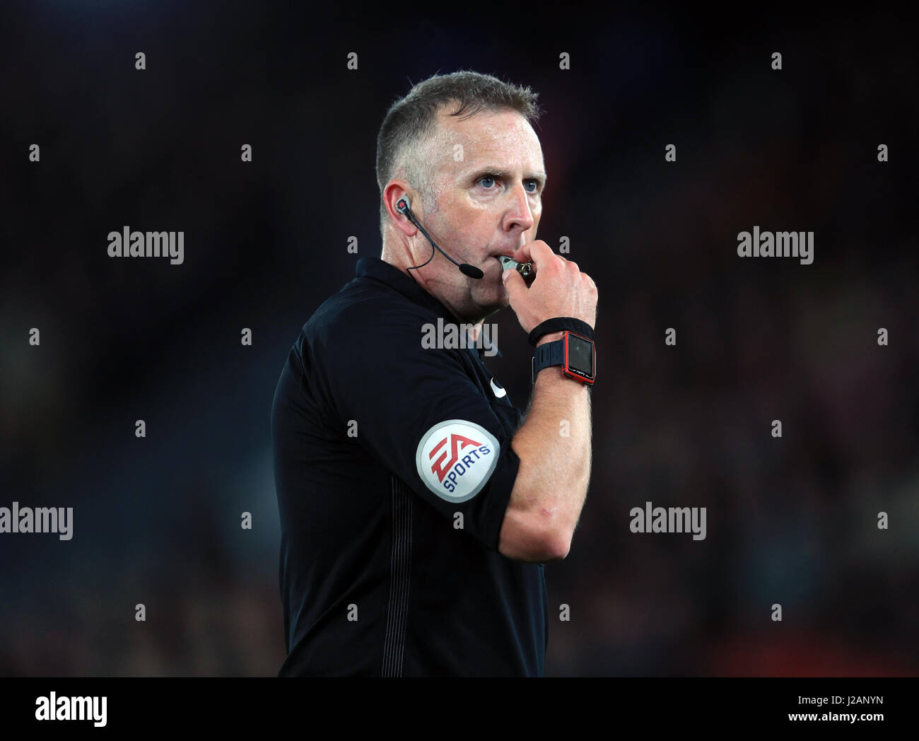 Arbitro Jon Moss durante la partita della Premier League a Selhurst Park, Londra. PREMERE ASSOCIAZIONE foto. Data immagine: Mercoledì 26 aprile 2017. Visita il palazzo DEL CALCIO della storia della Pennsylvania. Il credito fotografico dovrebbe essere: Adam Davy/PA Wire. RESTRIZIONI: Nessun utilizzo con audio, video, dati, elenchi di apparecchi, logo di club/campionato o servizi "live" non autorizzati. L'uso in-match online è limitato a 75 immagini, senza emulazione video. Nessun utilizzo nelle scommesse, nei giochi o nelle pubblicazioni di singoli club/campionati/giocatori. Foto Stock