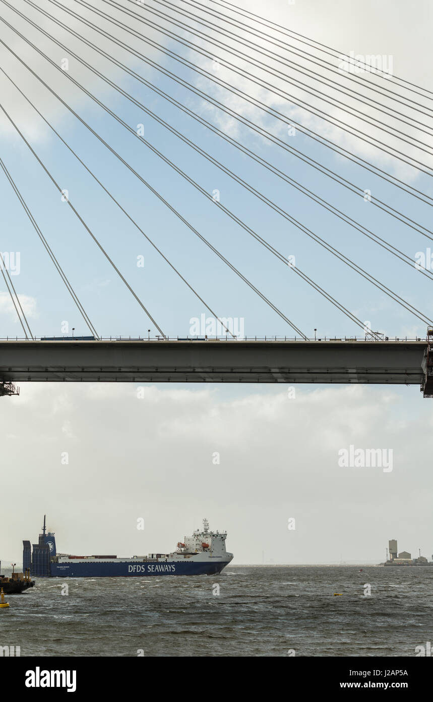 Contenitore traghetto per Rosyth oltre Queensferry incrocio sotto costruzione, North Queensferry, Scotland, Regno Unito Foto Stock