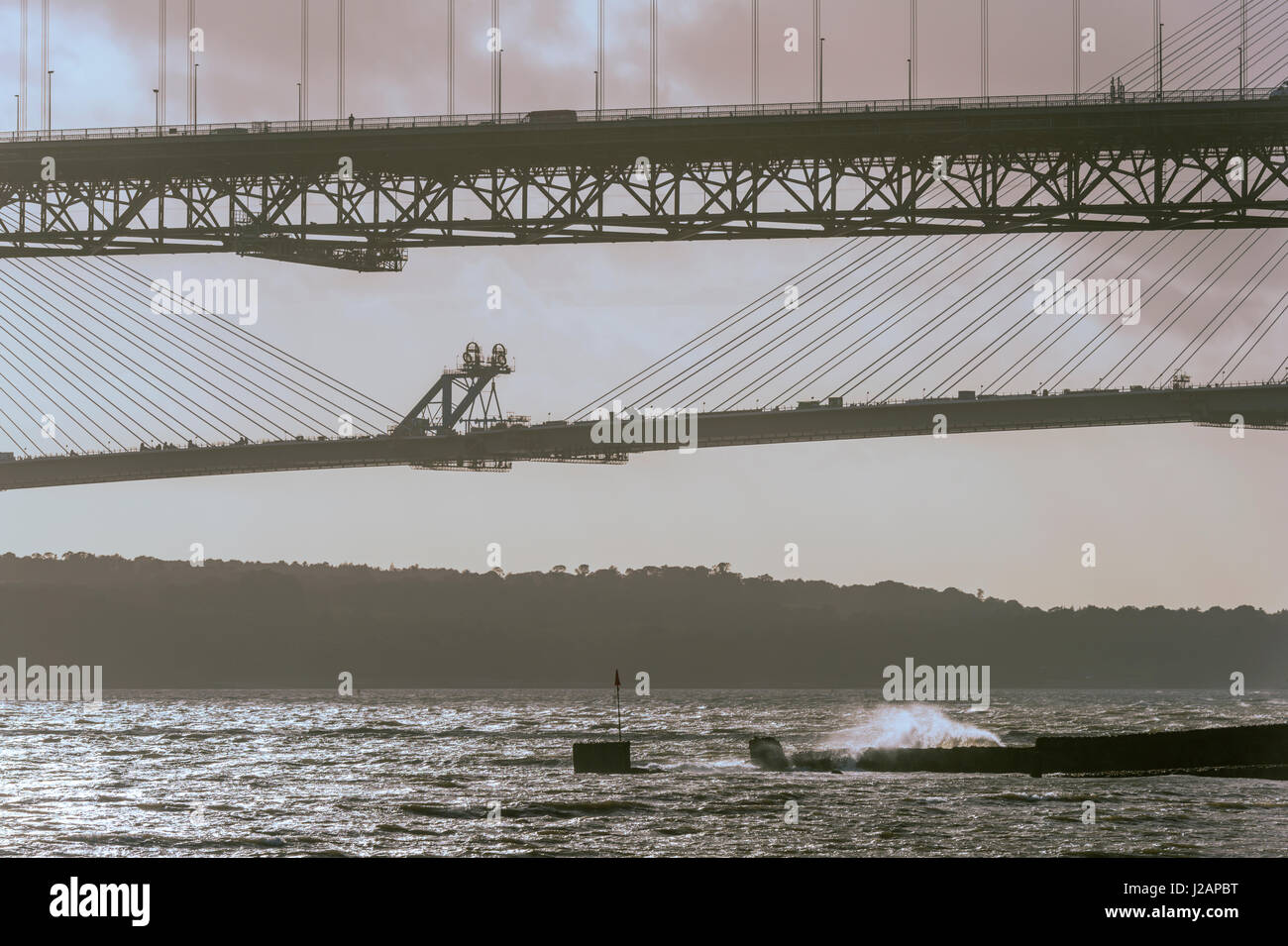 Queensferry incrocio sotto costruzione dietro il ponte Forth Road, North Queensferry, Scotland, Regno Unito Foto Stock