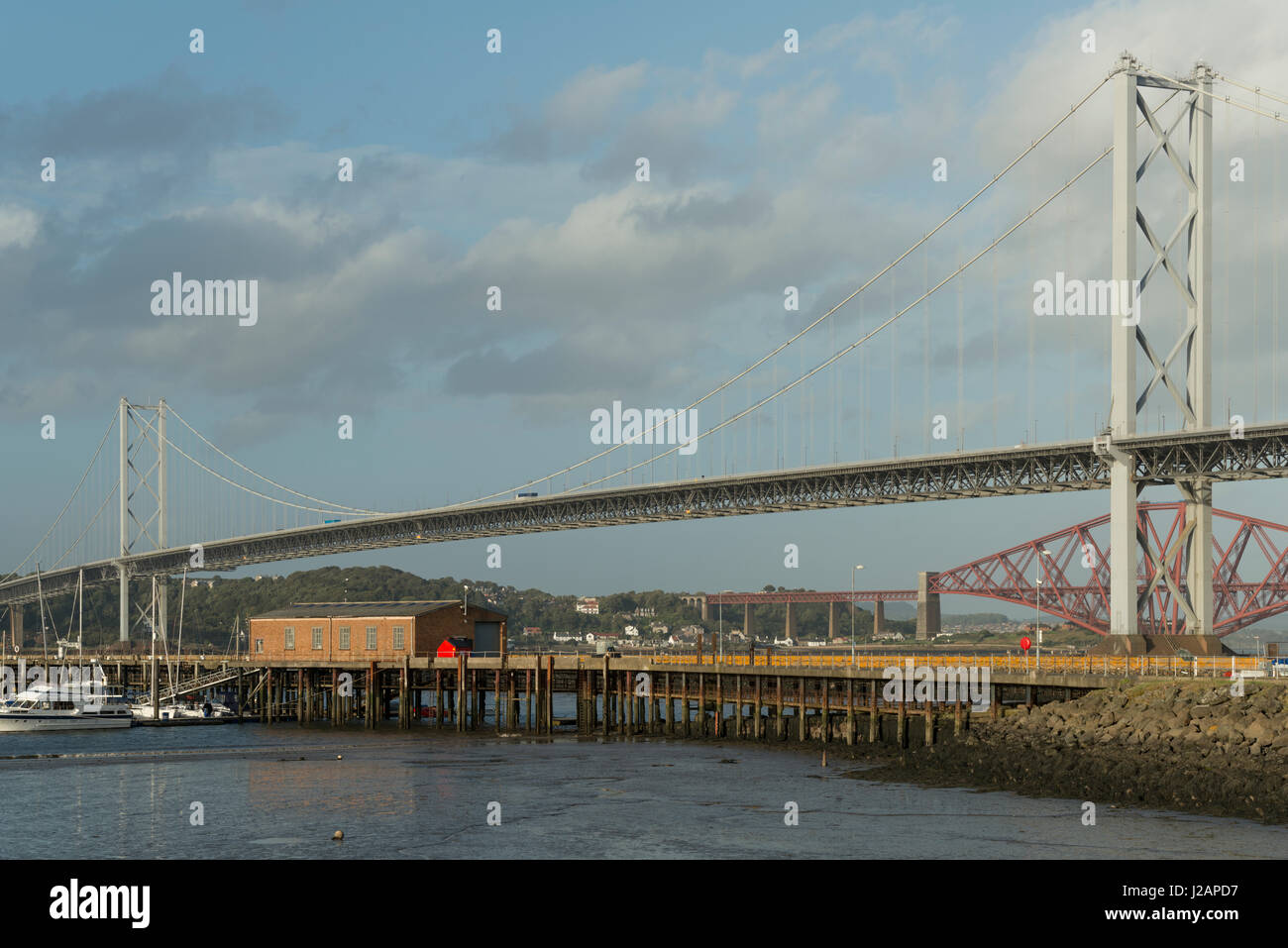 Forth Road Bridge da Port Edgar marina, Queensferry, West Lothian, Scozia, Regno Unito Foto Stock