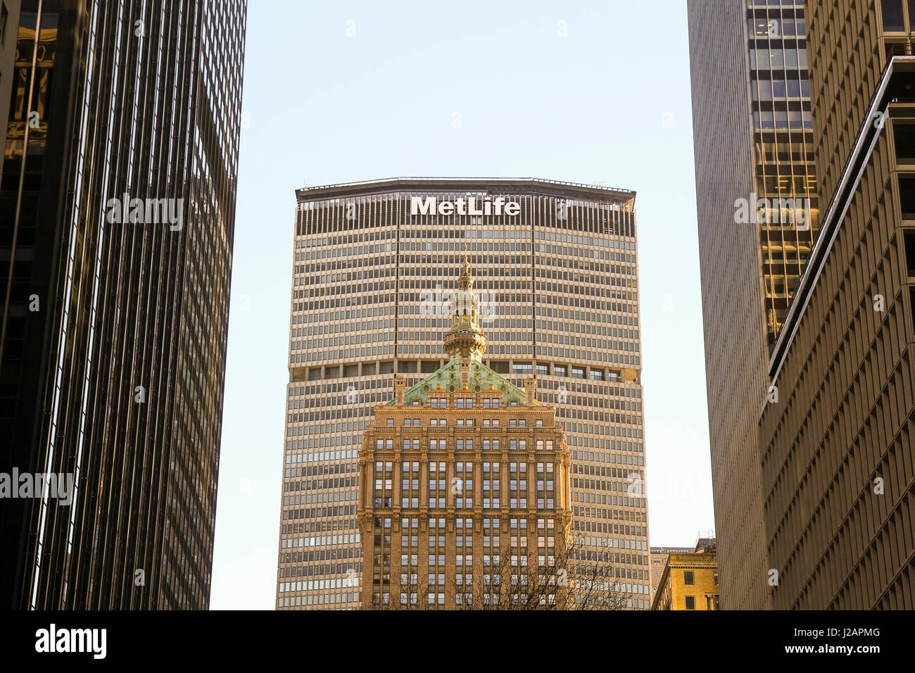 Il MetLife Building, dietro l'edificio Helmsley (230 Park Avenue.) New York, New York. Foto Stock