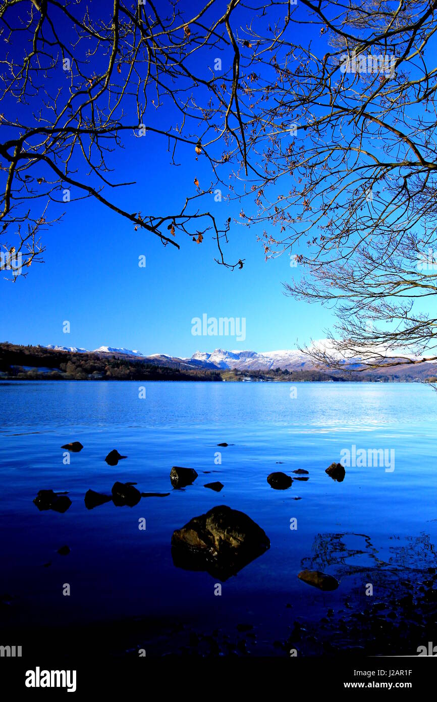 Con vista sul lago e montagna a lontano Foto Stock