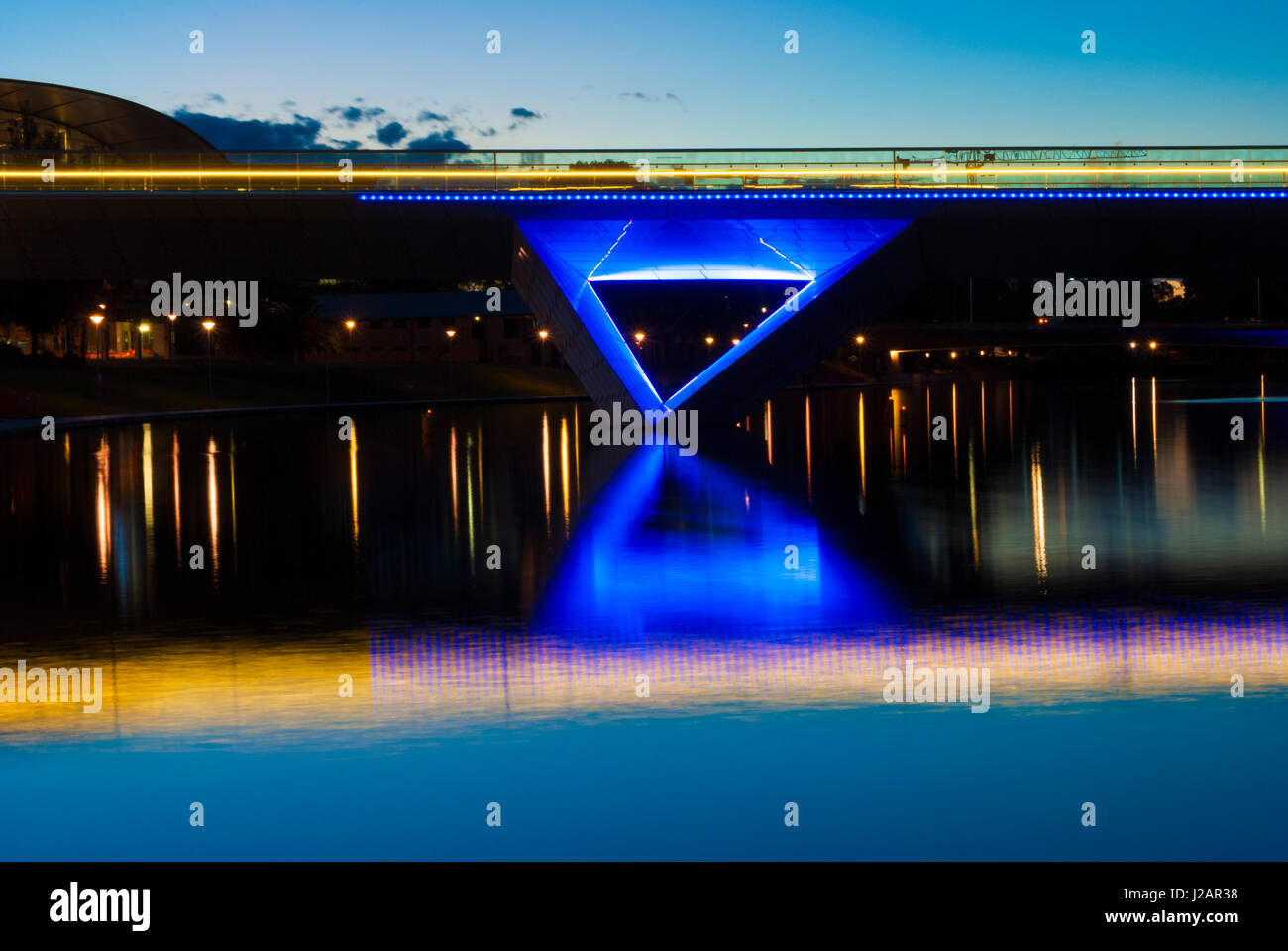 Di notte le luci sulla Adelaide Oval ponte pedonale e la sua riflessione sul Fiume Torrens nel CBD di Adelaide nel South Australia. Foto Stock