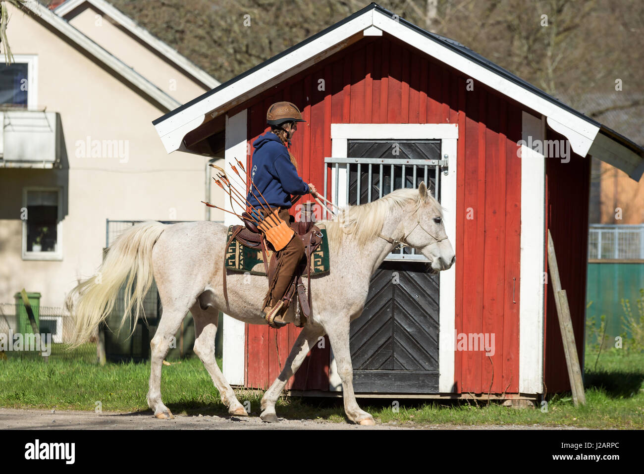 Brakne Hoby, Svezia - 22 Aprile 2017: documentario di piccoli agricoltori pubblica il giorno. Giovani femmine archer a cavallo. Foto Stock