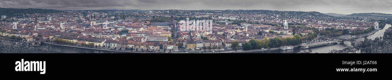 Panorama grande vista città di Wurzburg con drammatica sky, Frankonia, Baviera Germania Foto Stock