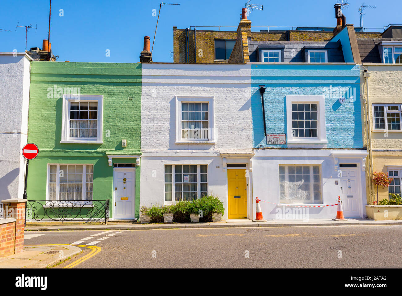 Color pastello vittoriano ristrutturato case britanniche in Burnsall Street, Royal Borough di Kensington e Chelsea, London, Regno Unito Foto Stock