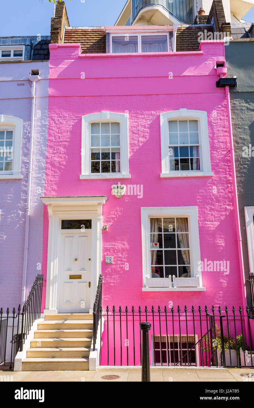 Rosa luminoso vittoriano ristrutturato casa britannica facciata esterna. Foto Stock