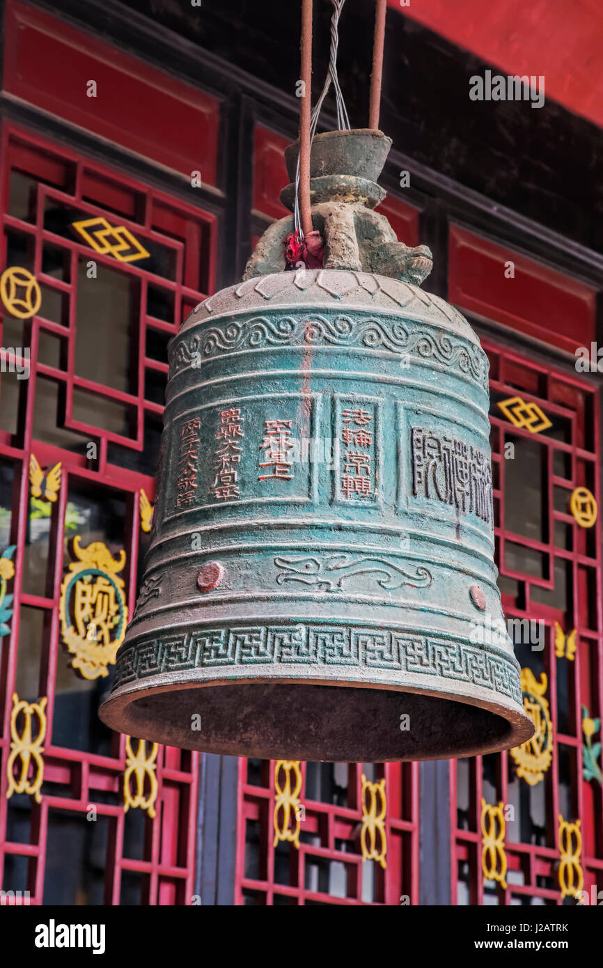 Preghiera campana entro il buddista Manjushri Monastero, Chengdu, nella provincia di Sichuan, in Cina Foto Stock