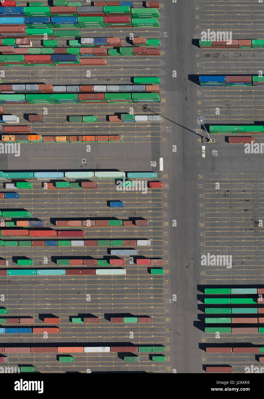 Vista aerea del multi colore contenitori di carico al dock commerciale Foto Stock