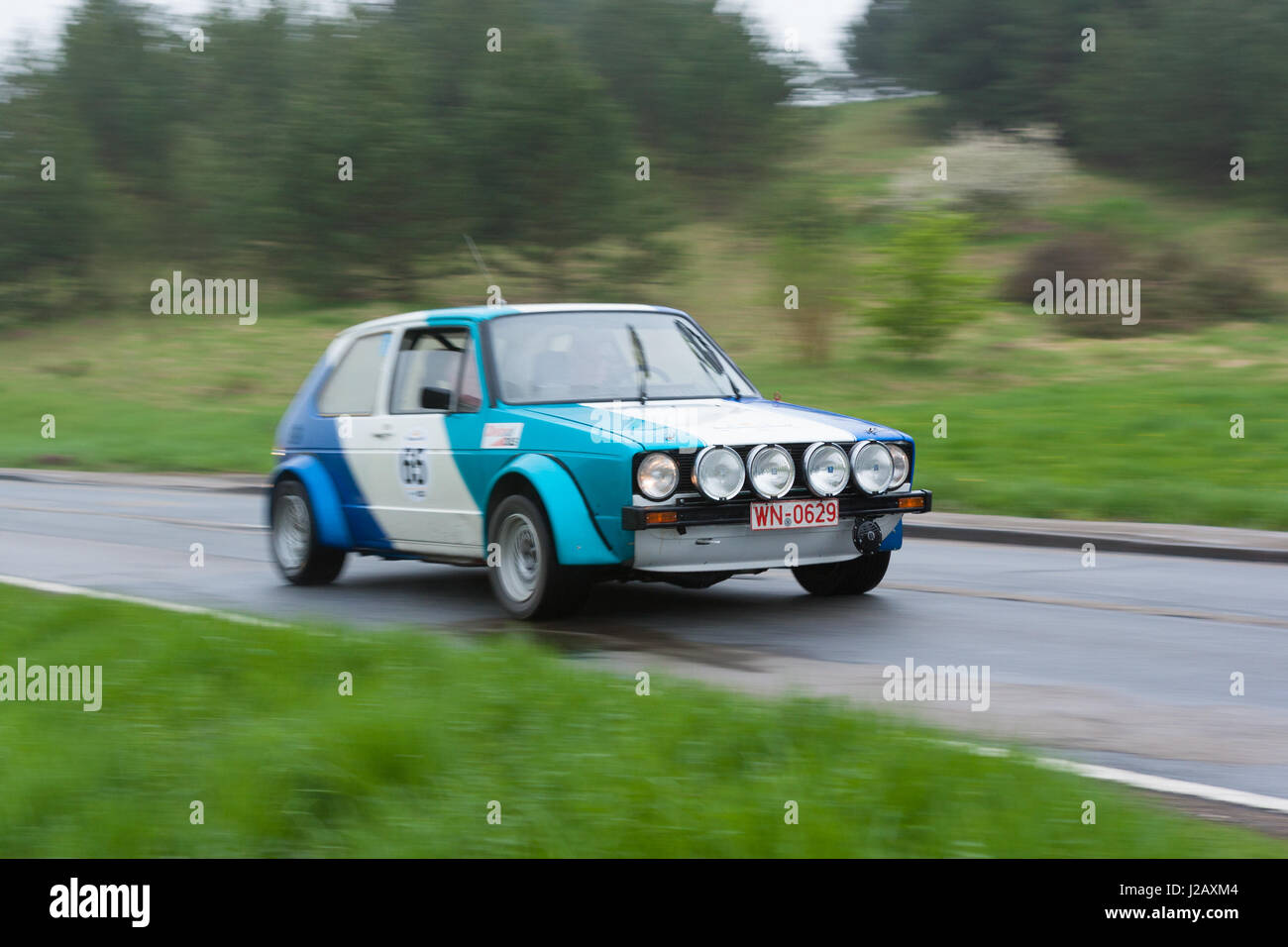 HEIDENHEIM, GERMANIA - 3 MAGGIO 2013: Hans Georg Erhardt e Wolfgang Schlenker nel loro Volkswagen Golf i 1980 all'ADAC Wurttemberg Historic Rallye 2 Foto Stock