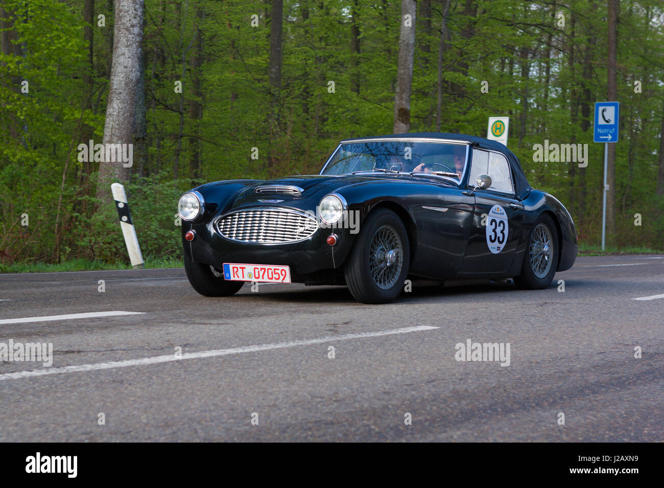 HEIDENHEIM, Germania - 4 Maggio 2013: Norbert Odparlik e Birgit Odparlik nel loro 1958 Austin Healey 100 BN4 presso l'ADAC Wurttemberg Rallye Storico 20 Foto Stock