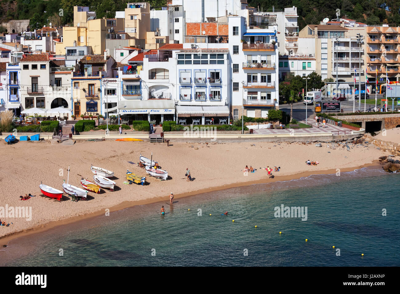 Spagna blanes, spiaggia, mare e appartamento case in località turistica sulla Costa Brava a mare Mediterraneo, Europa Foto Stock