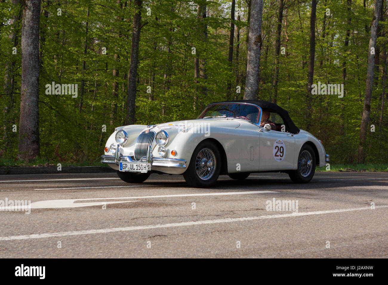 HEIDENHEIM, Germania - 4 Maggio 2013: Ulrich Kleinle e Werner Kleinle nel loro 1958 Jaguar XK 150 S a l'ADAC Wurttemberg Rallye Storico 2013 in Maggio Foto Stock