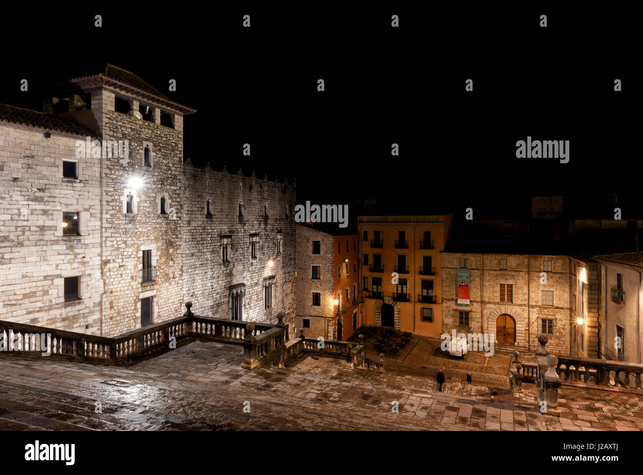 Città vecchia di Gerona nella notte in Catalogna, Spagna, Scalinata della Cattedrale e piazza (Plaça de la Catedral). Foto Stock