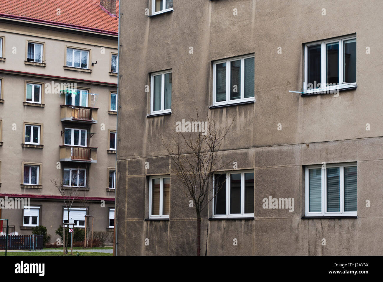 Il vecchio era comunista blocco di appartamenti immobili Foto Stock