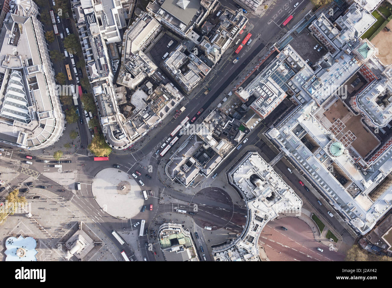 Direttamente al di sopra di vista del cerchio di traffico tra gli edifici, London, England, Regno Unito Foto Stock